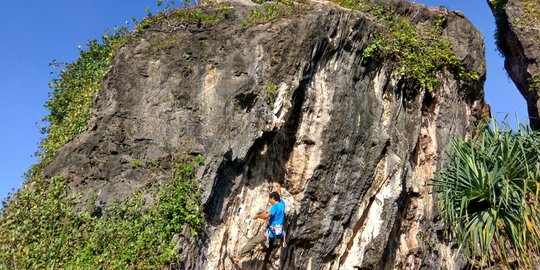 Menikmati Sisi Menegangkan Pantai Siung Yogyakarta