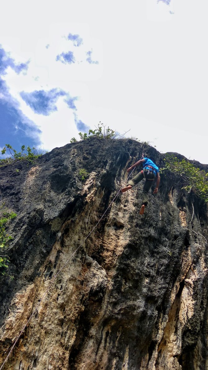 panjat tebing di pantai siung