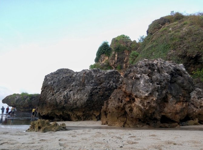 panjat tebing di pantai siung