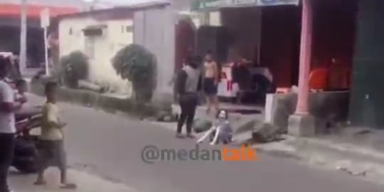 Diduga Dipaksa Ayahnya, Anak Silver Ini Menangis di Jalan Bikin Warganet Miris