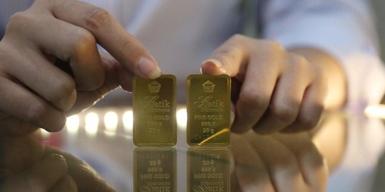 Harga Emas Turun Lagi, Dibanderol Rp932.000 per Gram