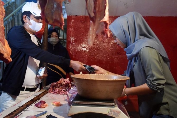 potret rindi mahasiswi kedokteran jualan di pasarpotret rindi mahasiswi kedokteran jualan di pasar