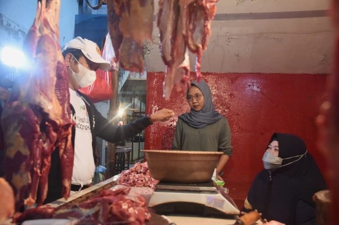 potret rindi mahasiswi kedokteran jualan di pasarpotret rindi mahasiswi kedokteran jualan di pasar
