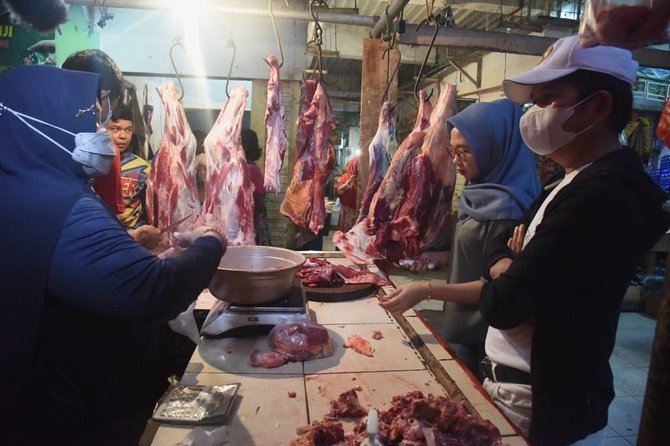 potret rindi mahasiswi kedokteran jualan di pasarpotret rindi mahasiswi kedokteran jualan di pasar