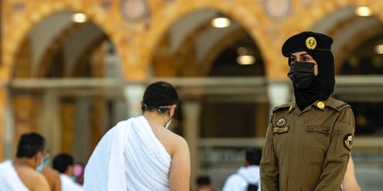 Pertama Kali, Saudi Kerahkan Polwan Awasi Jemaah Umrah di Makkah Selama Ramadan