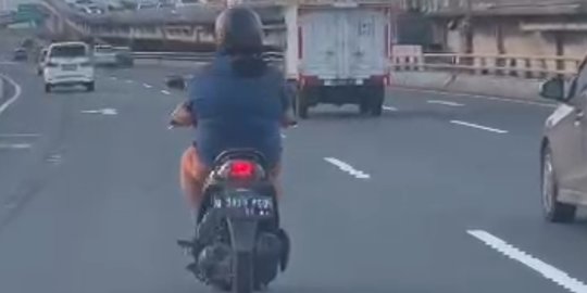 Polisi Telusuri Video Seorang Perempuan Naik Motor Masuk Tol Angke 1