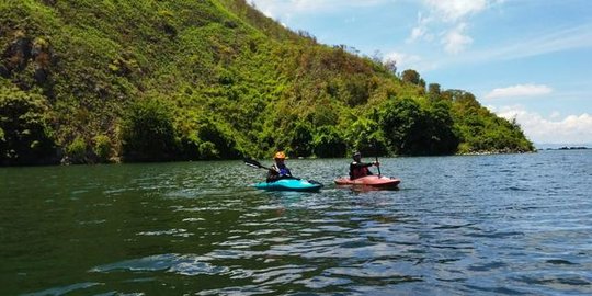 Eksplorasi Toba, Kayaker Ini Temukan Batuan Unik di Sepanjang Pinggiran Danau