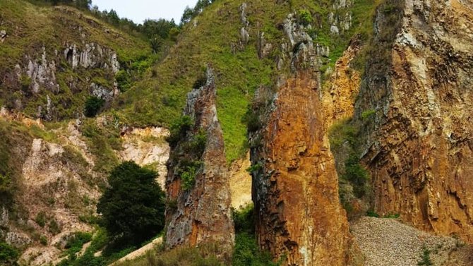 eksplorasi toba kayaker ini temukan batuan unik di sepanjang pinggiran danau