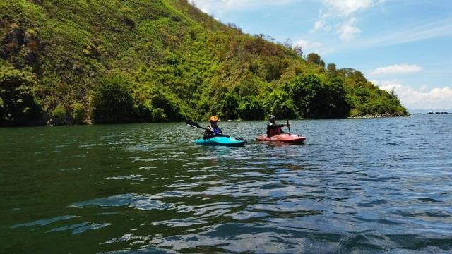 eksplorasi toba kayaker ini temukan batuan unik di sepanjang pinggiran danau