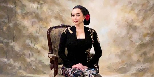 Potret Aura Kasih Kenakan Kebaya di Momen Hari Kartini, Netizen Ramai Komentar Begini