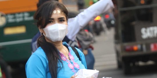 Aksi Wanita Berkebaya Bagikan Takjil untuk Buka Puasa