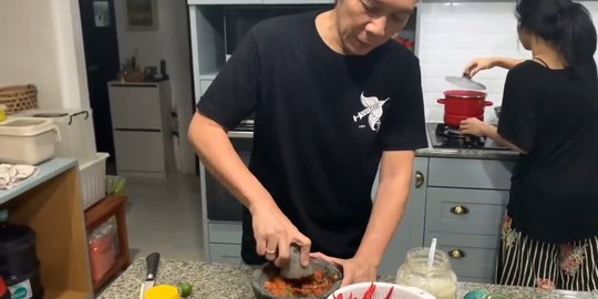 Jago Ngulek Sambal, Ini Keseruan Keluarga Bimbim Slank Saat Persiapan Buka Puasa