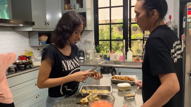 keseruan keluarga bimbim slank saat persiapan buka puas