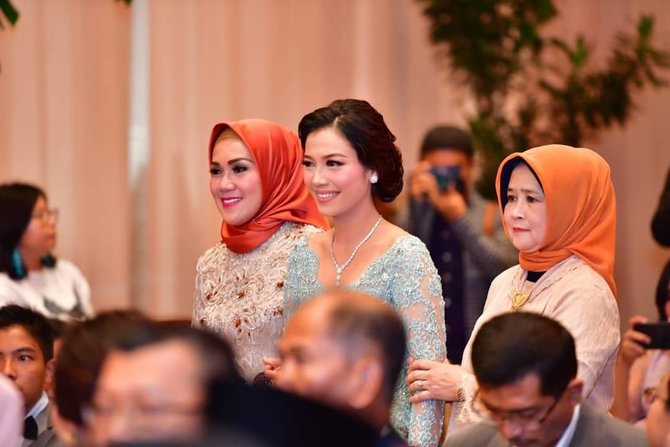 potret cantik rinita istri letkol danang sepupu ahy