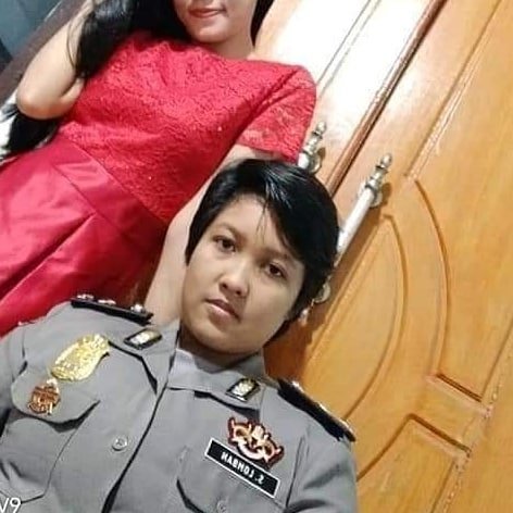 polisi gadungan demi memikat pasangan sejenisnya