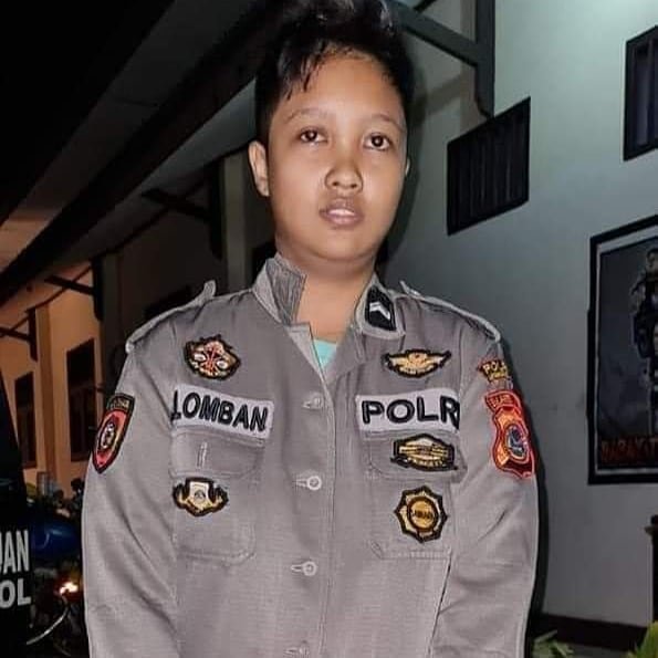 polisi gadungan demi memikat pasangan sejenisnya