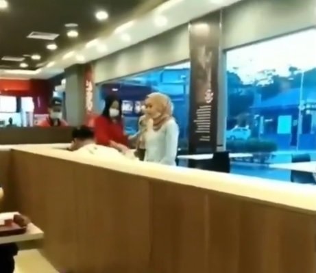 viral video wanita labrak amp siram makanan ke pasangan soal bayar ramai dipertanyakan