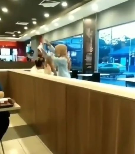 viral video wanita labrak amp siram makanan ke pasangan soal bayar ramai dipertanyakan