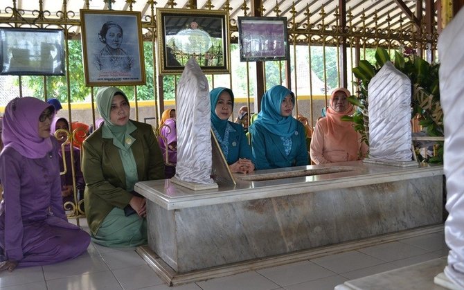 makam ra kartini sepi pengunjung sejak ibu tien soeharto meninggal