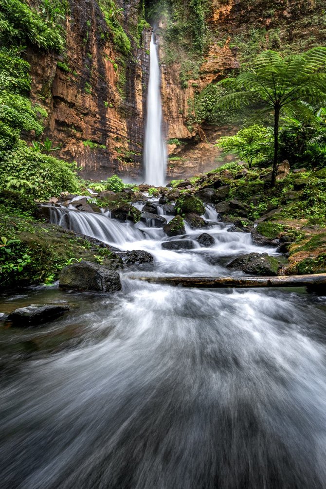 keindahan air terjun kapas biru