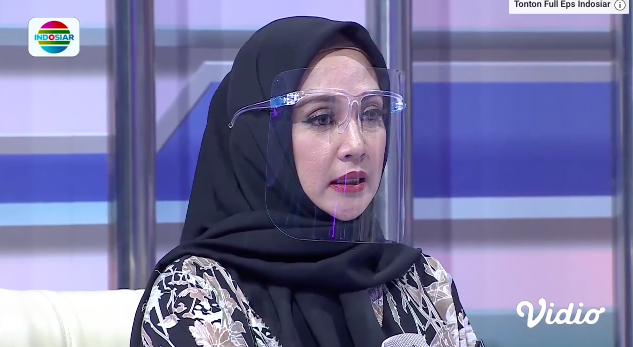 hadir di tukul arwana one man show ramadan dina lorenza bagikan perjalanan hijrahnya