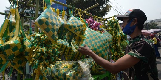 Pandemi, Pedagang Ketupat Hiasan Sepi Pembeli