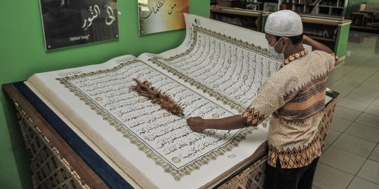 Melihat Keindahan Alquran Raksasa Tulisan Tangan Koleksi JIC