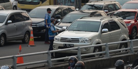 Urai Kepadatan, Petugas Tol Dalam Kota Turun ke Jalan