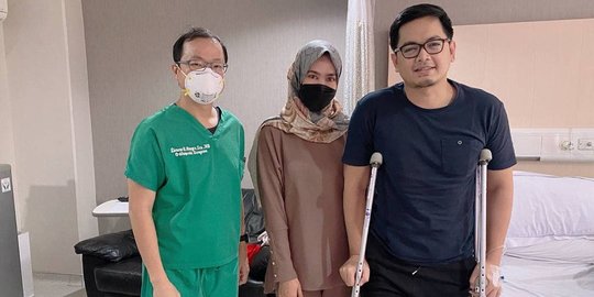 Potret Kondisi Terbaru Tommy Kurniawan Usai Jalani Operasi, Ditemani Sang Istri