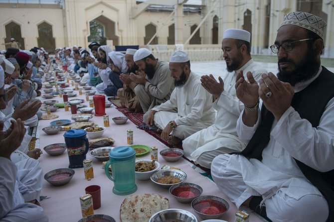 kebersamaan umat muslim pakistan saat buka puasa