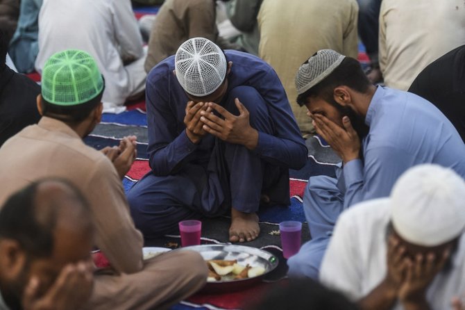 kebersamaan umat muslim pakistan saat buka puasa