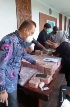 viral pria pamer amp tawarkan uang rp20 miliar bagi orang yang punya benda ini