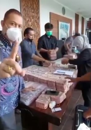 viral pria pamer amp tawarkan uang rp20 miliar bagi orang yang punya benda ini