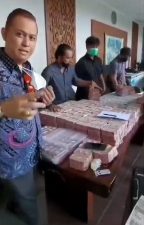 viral pria pamer amp tawarkan uang rp20 miliar bagi orang yang punya benda ini