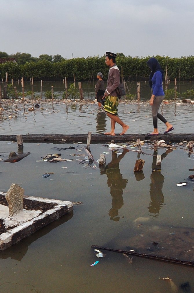 berziarah di tengah makam tenggelam