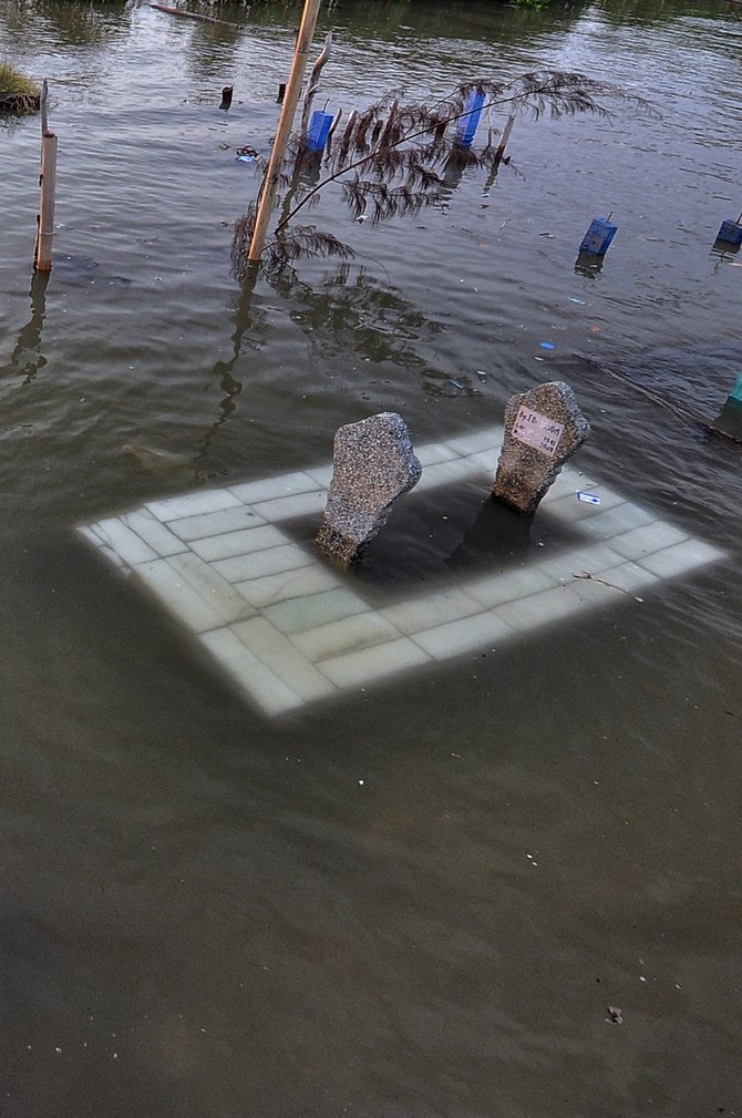 berziarah di tengah makam tenggelam