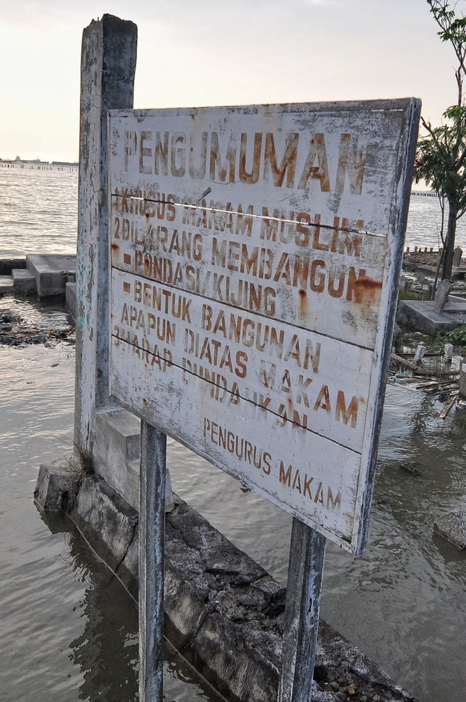 berziarah di tengah makam tenggelam