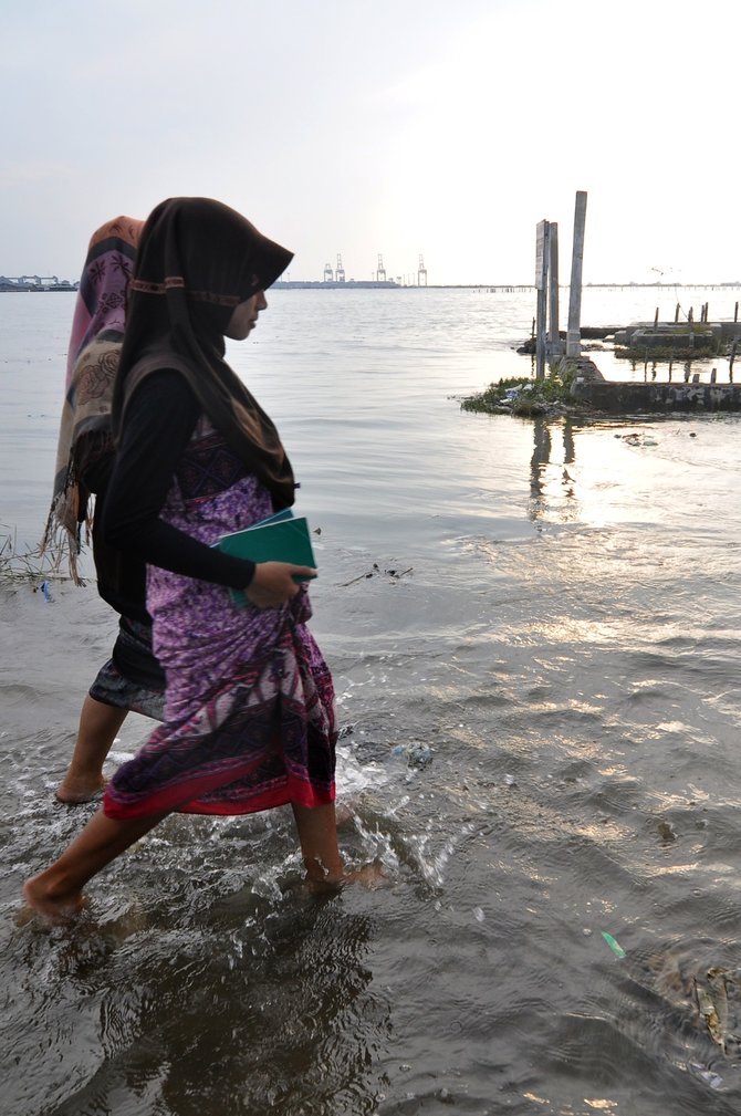 berziarah di tengah makam tenggelam