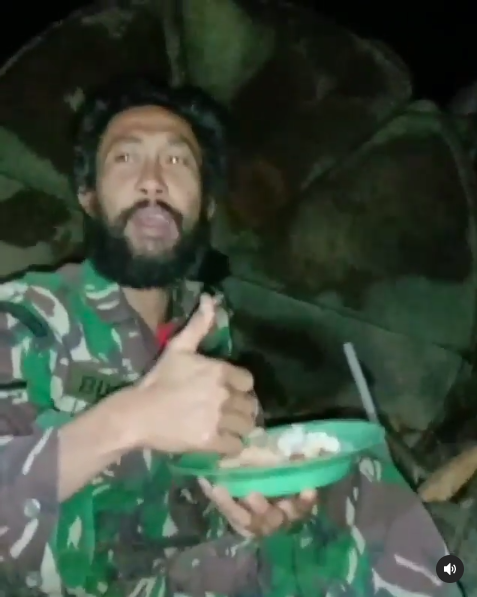 prajurit tni sahur seadanya di pedalaman