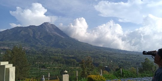 Gunung Merapi Terpantau Keluarkan Awan Panas Guguran Sejauh 2 Kilometer