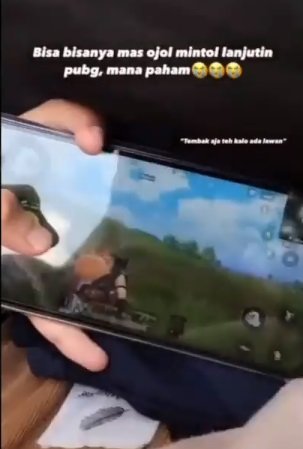 video kocak sopir ojol minta tolong penumpang lanjutkan main game saat perjalanan