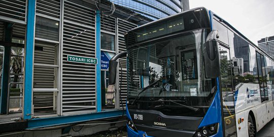 Viral Video Mobil Mewah Masuk Busway dan Halangi Transjakarta, Polisi Buru Pengemudi