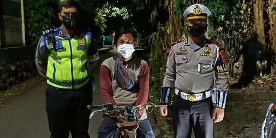 Duduk Bersila dan Lepas Tangan saat Berkendara, Pemotor Ini Akhirnya Ditilang Polisi