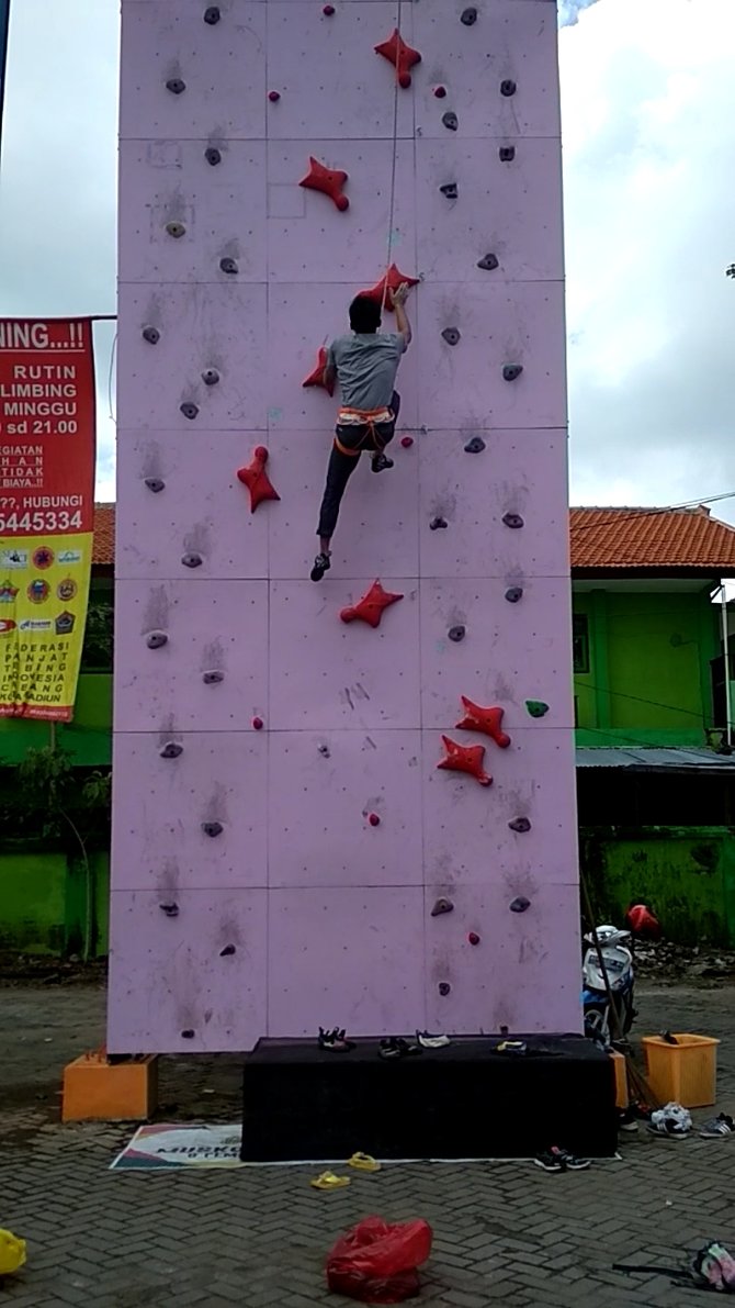 ilustrasi panjat tebing