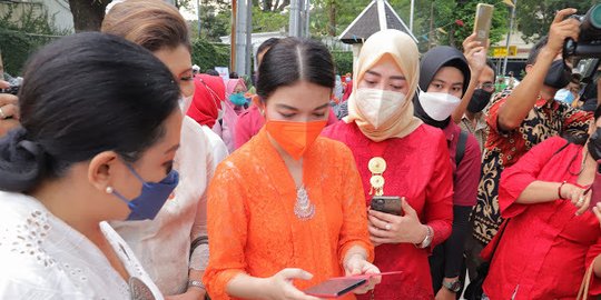 Istri Gibran dan Puluhan Wanita Berkebaya Jualan Takjil di Rumah Dinas