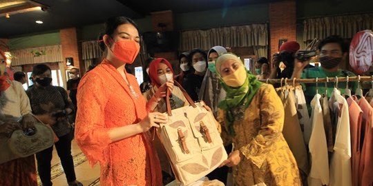 Buka Pameran 21 Kartini, Selvi Ananda Ajak Wanita Kembangkan Ekonomi Lewat UMKM