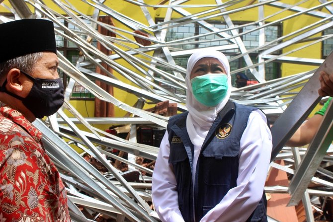 gubernur jatim khofifah indar parawansa meninjau kerusakan akibat gempa di kabupaten malang