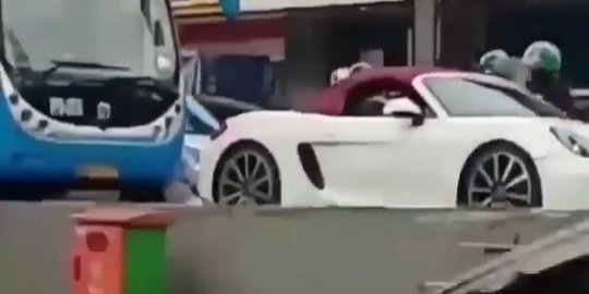 Polisi Amankan Pengemudi dan Mobil Porsche Penerobos Jalur TransJakarta