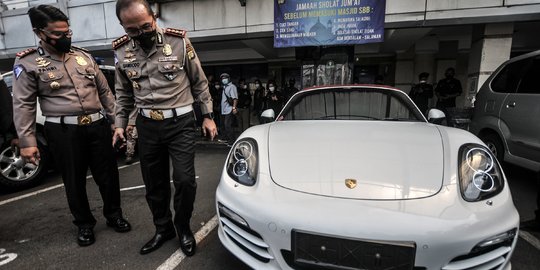 Mobil Porsche Penerobos Jalur Transjakarta yang Bikin Heboh