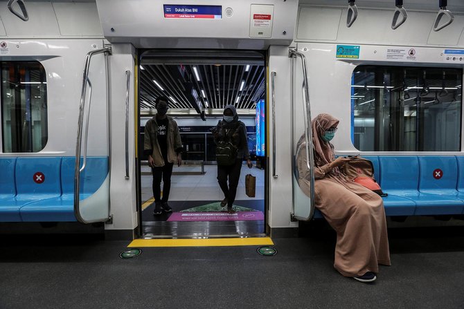 penumpang mrt jakarta